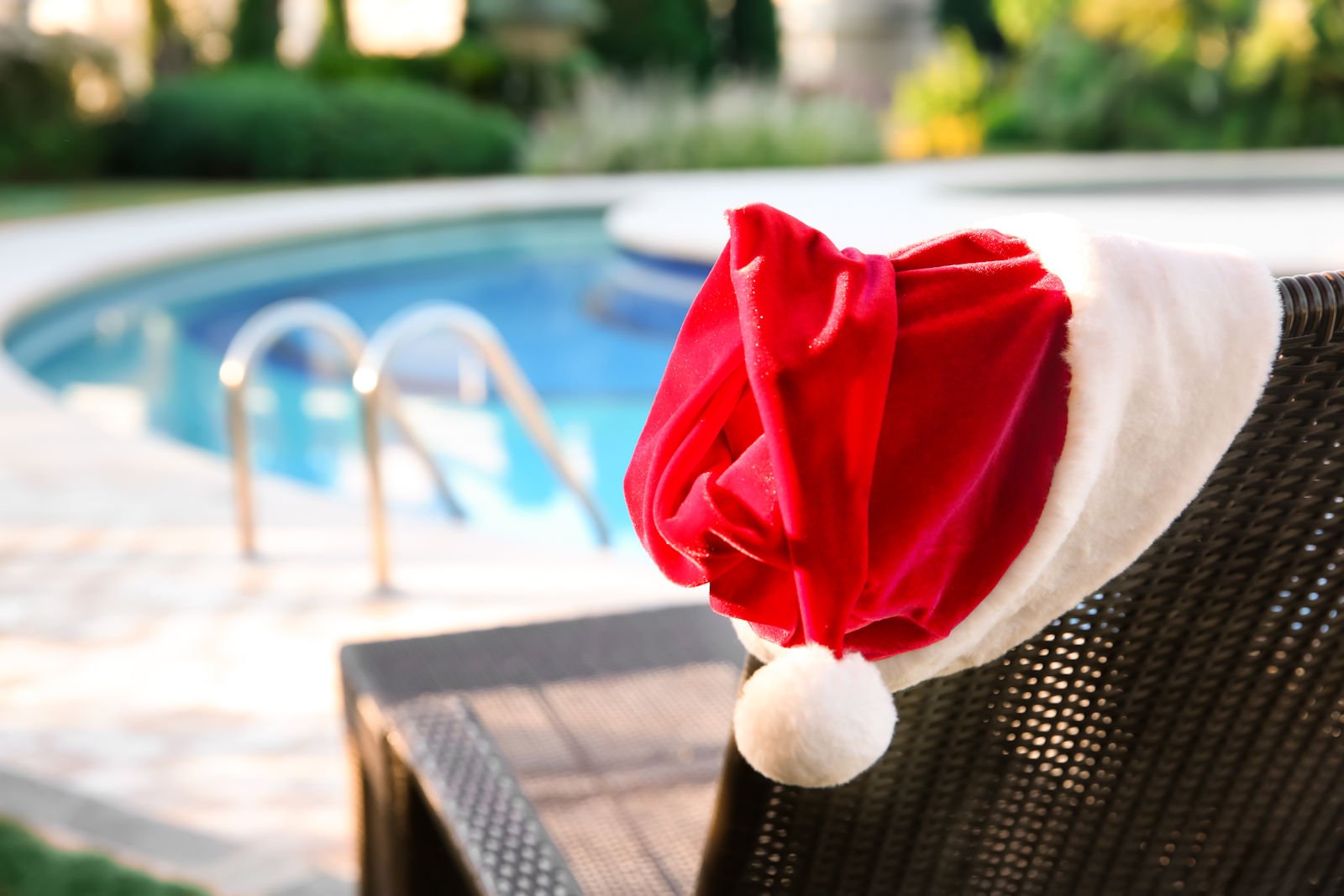 5 Tips for Decorating Your Patio and Your Pool for the Holidays